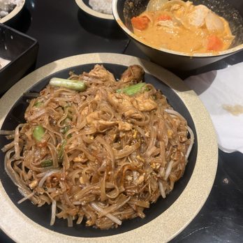 Tee Rak - Pad Thai and Mazaman Curry - Thai Near Me - St. Louis, Missouri Tee Rak - Pad Thai and Mazaman Curry - Thai Near Me - St. Louis, Missouri
