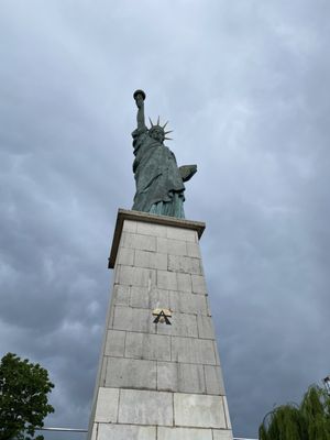 Statue of Liberty by null