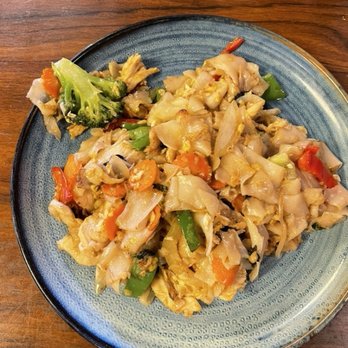 Salathai Greeley - Drunken Noodles with chicken - Thai Near Me - Greeley, Colorado