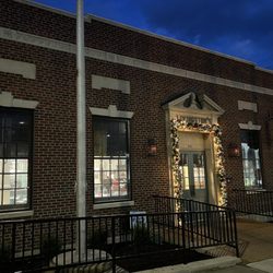 Livingston's Soda Fountain and Grill - Outside