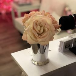 Flutter Eyelash Salon - Lashes delicate as a rose!