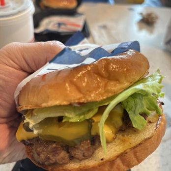 Wienerschnitzel - Deluxe burger on a brioche bun. Was pretty good. - Fast Food Near Me - Waco, Texas