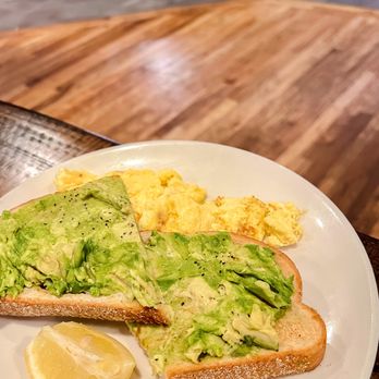 la Madeleine - avocado toast and lemon on a plate - Breakfast & Brunch Near Me - Alexandria, Virginia la Madeleine - avocado toast and lemon on a plate - Breakfast & Brunch Near Me - Alexandria, Virginia