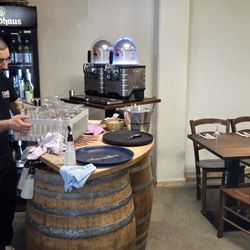 Primo Market - Gespülte Gläser werden hinterm Pizzaofen hervorgeholt