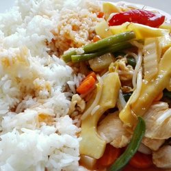 Yummi Express - Nr. 42b -  Süß-sauer-Soße (6,20€) Gebratenes Gemüse mit süß-sauer-Soße, Ananas und Hühnchenfleisch.