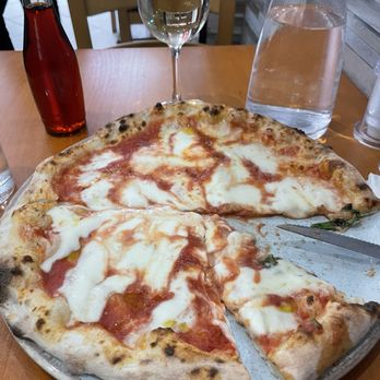 Il Posto - Margarita pizza! - Italian Near Me - London, XGL Il Posto - Margarita pizza! - Italian Near Me - London, XGL