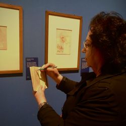 Bay Area Classical Artist Atelier - Instructor Linda at the Leonardo da Vinci Exhibit Queens Gallery London