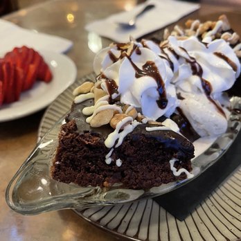 Linn's Restaurant - Brownie sundae - American Near Me - Cambria, California Linn's Restaurant - Brownie sundae - American Near Me - Cambria, California