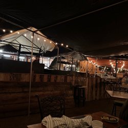 Deckman's en el Mogor - View of the kitchen from seating area.