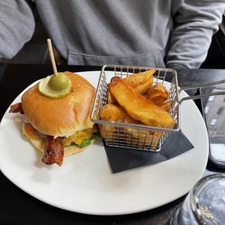Fado Irish Pub - Burger