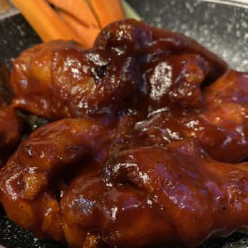 Two Hound Red Brewing - Smoked wings, cider barbecue sauce - Brewpubs Near Me - Glen Ellyn, Illinois