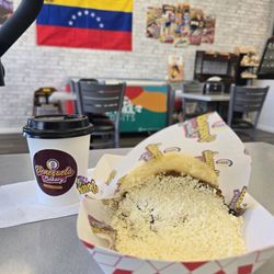 Arepa con pabellón y cafécito