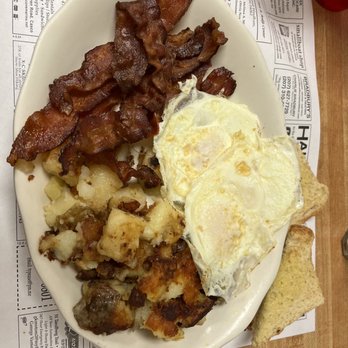 Chute's Family Restaurant - a plate of breakfast food - Breakfast & Brunch Near Me - Windham, Maine