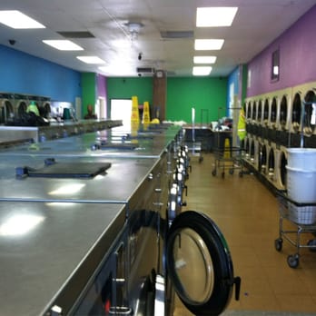 11th Street Laundromat - Entry to the laundromat. - Laundromat Near Me - Tracy, California
