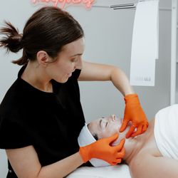 Skin with Robin - Robin cleansing the skin