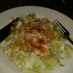 Outback Stakehouse - Pratinho light, salada com frango grelhado! O molho de mostarda com maionese é uma delícia!