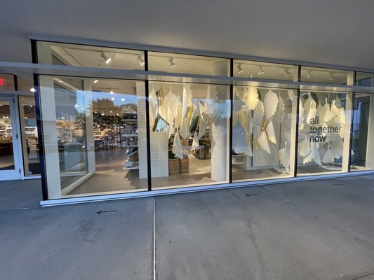 Crate & Barrel by null