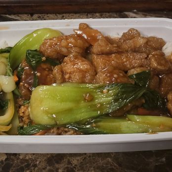 Swatow Restaurant - Sliced fish with vegetables on rice - Chinese Near Me - Toronto, Ontario