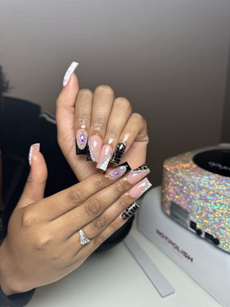 Skyy Nails Logo