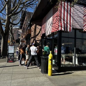 Salt & Straw - ballard was busy, but the line moved fast - Ice Cream & Frozen Yogurt Near Me - Seattle, Washington