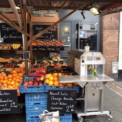 Obstkiste - Rechts die Spargelschälmaschine. On the right: machine for peeling asparagus.