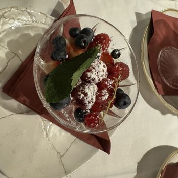 Le Carré Élysées - Fresh fruit dessert - Bars Near Me - Paris, 75 Le Carré Élysées - Fresh fruit dessert - Bars Near Me - Paris, 75