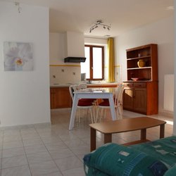 Ô Cèdre Bleu - Gîte KALI, 3 pièces, salon/salle à manger, cuisine, salle d'eau avec WC.