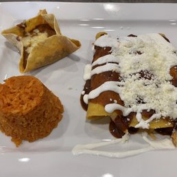 Chicken Enchiladas de casa.