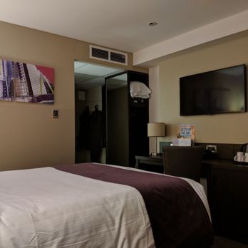 Premier Inn - TV and beverage area - Hotels Near Me - Longford, XGL