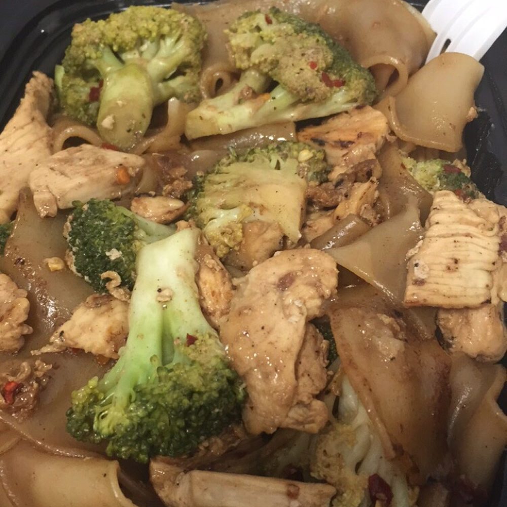 Yummy Thai - Pad see ew- chicken - Thai Near Me - Chicago, Illinois Yummy Thai - Pad see ew- chicken - Thai Near Me - Chicago, Illinois