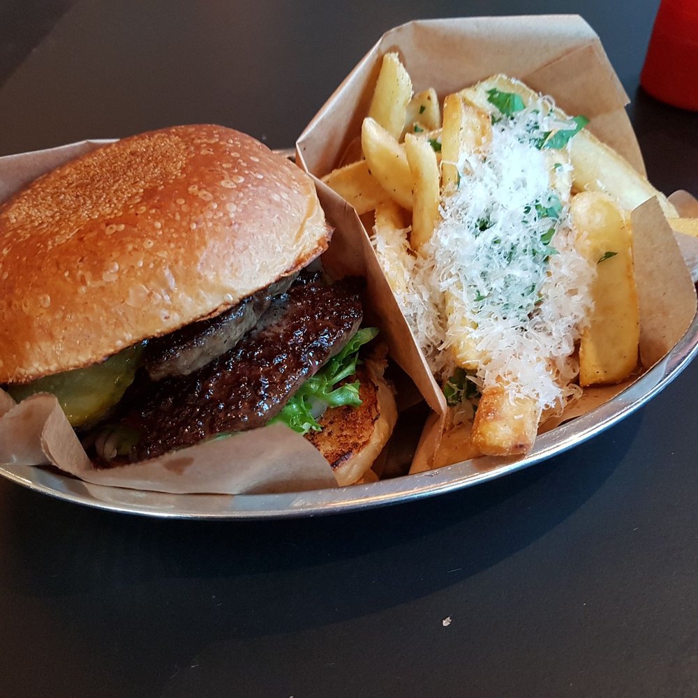 Bien Snackbar - Hot burger and parmeggiano fries. - Burgers Near Me - Bergen, 12