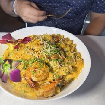The SoulFood Lounge - Mac & cheese with chicken and shrimp - Soul Food Near Me - Chicago, Illinois