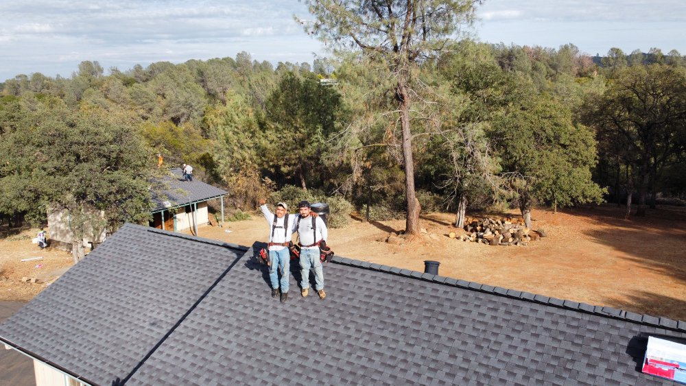 Slide of Los Reyes Roofing