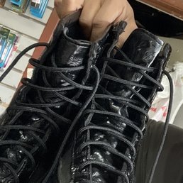 High Gloss boot shine on 3 year old heavily worn Danners. Great shine! High Gloss boot shine on 3 year old heavily worn Danners. Great shine!
