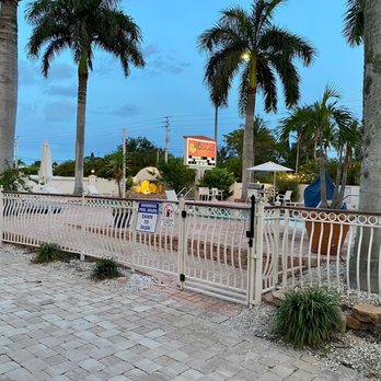 Hibiscus Suites - Pool area - Hotels Near Me - Sarasota, Florida