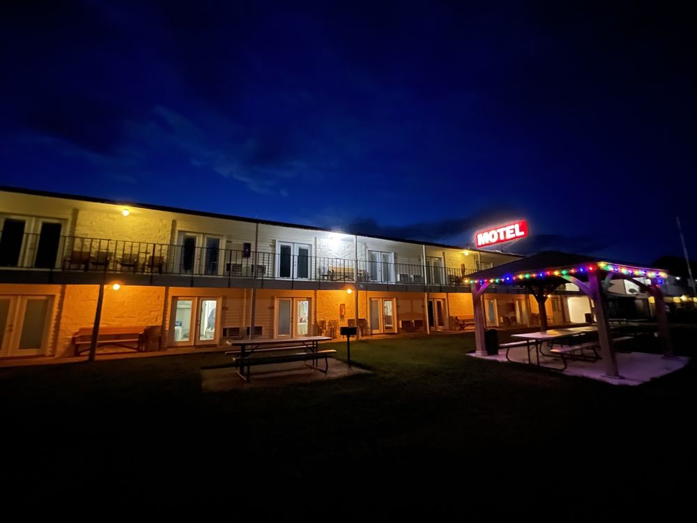 LAKE PATEROS MOTOR INN Updated August 2024 11 Photos & 10 Reviews