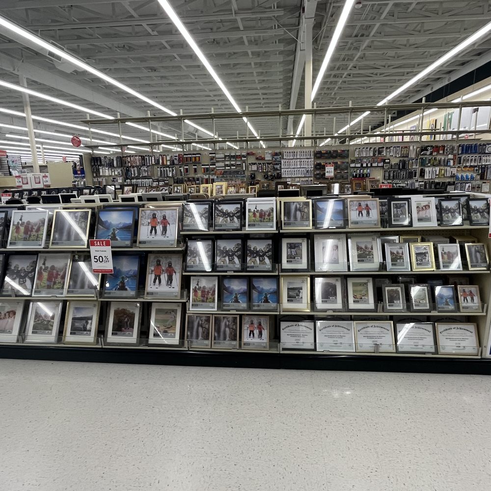 Hobby Lobby Stores Marketing Mix, image size:1000x1000