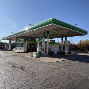 bp - Outside Corner Lot - Gas Stations Near Me - Oak Park, Illinois