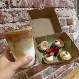 Flight tart and coffee
