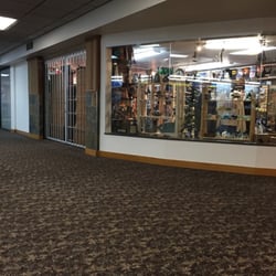 Hummingbird Hollow Gifts - Outside of store, off to the side