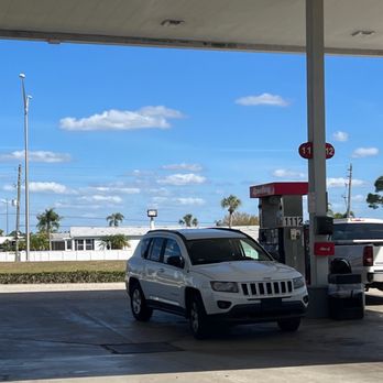 Speedway - a jeep parked at a gas station - Gas Stations Near Me - Port Charlotte, Florida