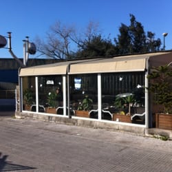 Budan Café - La veranda con i tavoli.