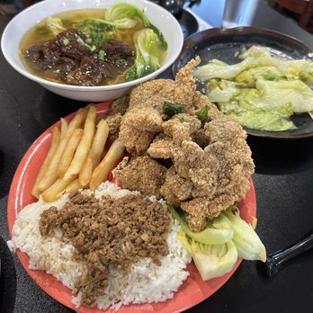 Lee’s Kitchen Noodle & Rice U Dub - Beef noodle soup Garlic lettuce Popcorn chicken with minced pork over rice - Coffee & Tea Near Me - Seattle, Washington