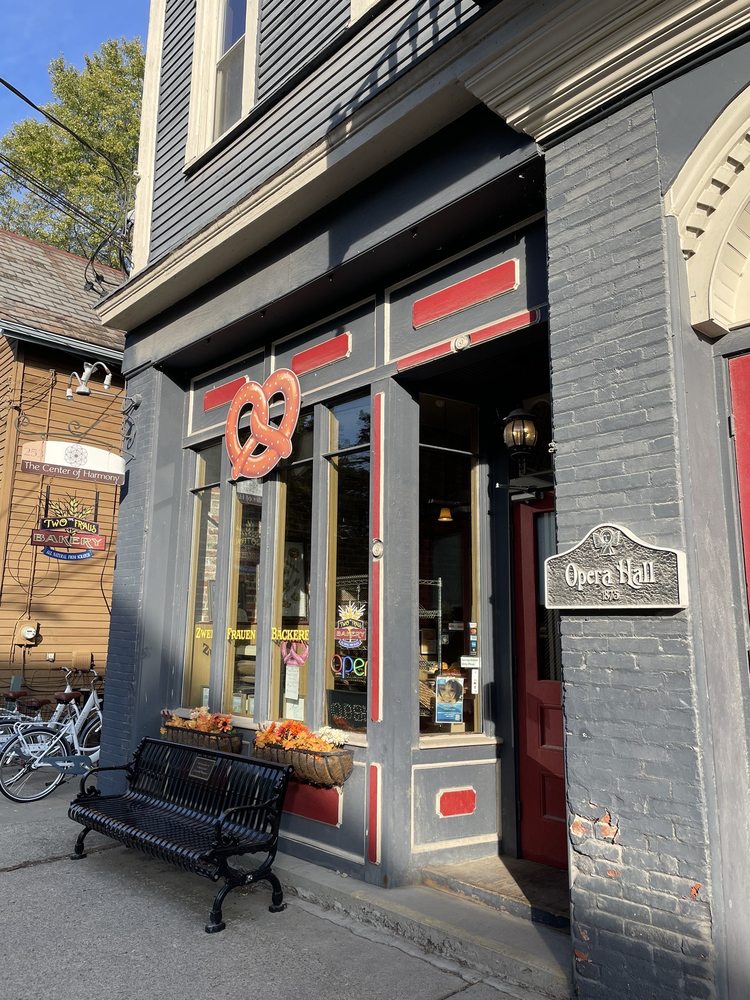 Two Fraus Bakery Logo