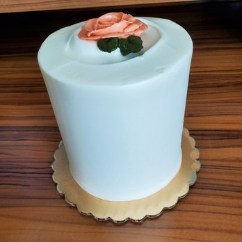 Meringue Bakery & Cafe - Custom cake - Bakeries Near Me - La Crosse, Wisconsin Meringue Bakery & Cafe - Custom cake - Bakeries Near Me - La Crosse, Wisconsin