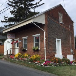 Jillybeans Sweet Shoppe - Sweet Shoppe with sweet flowers welcoming visitors.