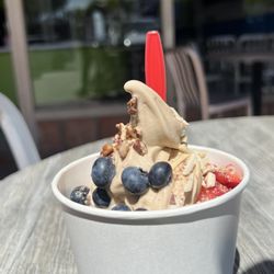 Froyo Maya Frozen Yogurt & Sweet’s - Stevia caramel and coffee frozen yogurt with toppings