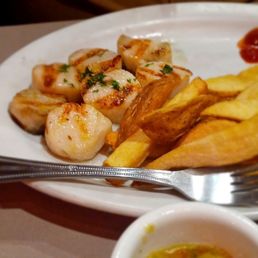 Grilled scallops and fries Grilled scallops and fries