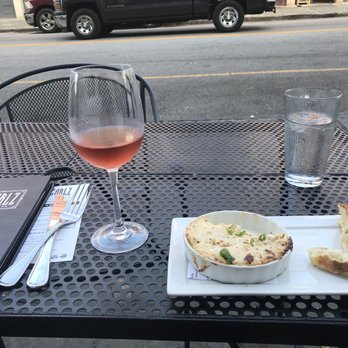 Pearlz - $4 happy hour white zin with warm crab dip. Sooooo good - Seafood Near Me - Charleston, South Carolina Pearlz - $4 happy hour white zin with warm crab dip. Sooooo good - Seafood Near Me - Charleston, South Carolina