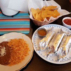 El Sazón - Tacos w/ side of beans & rice, chips, and salsa picante. ¡Sabrosos!